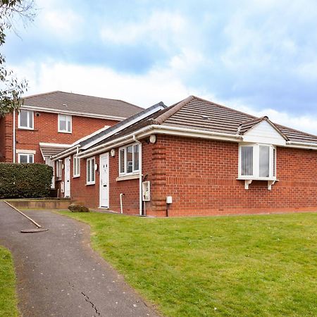 Pinfold Court Apartments Ноусли Экстерьер фото