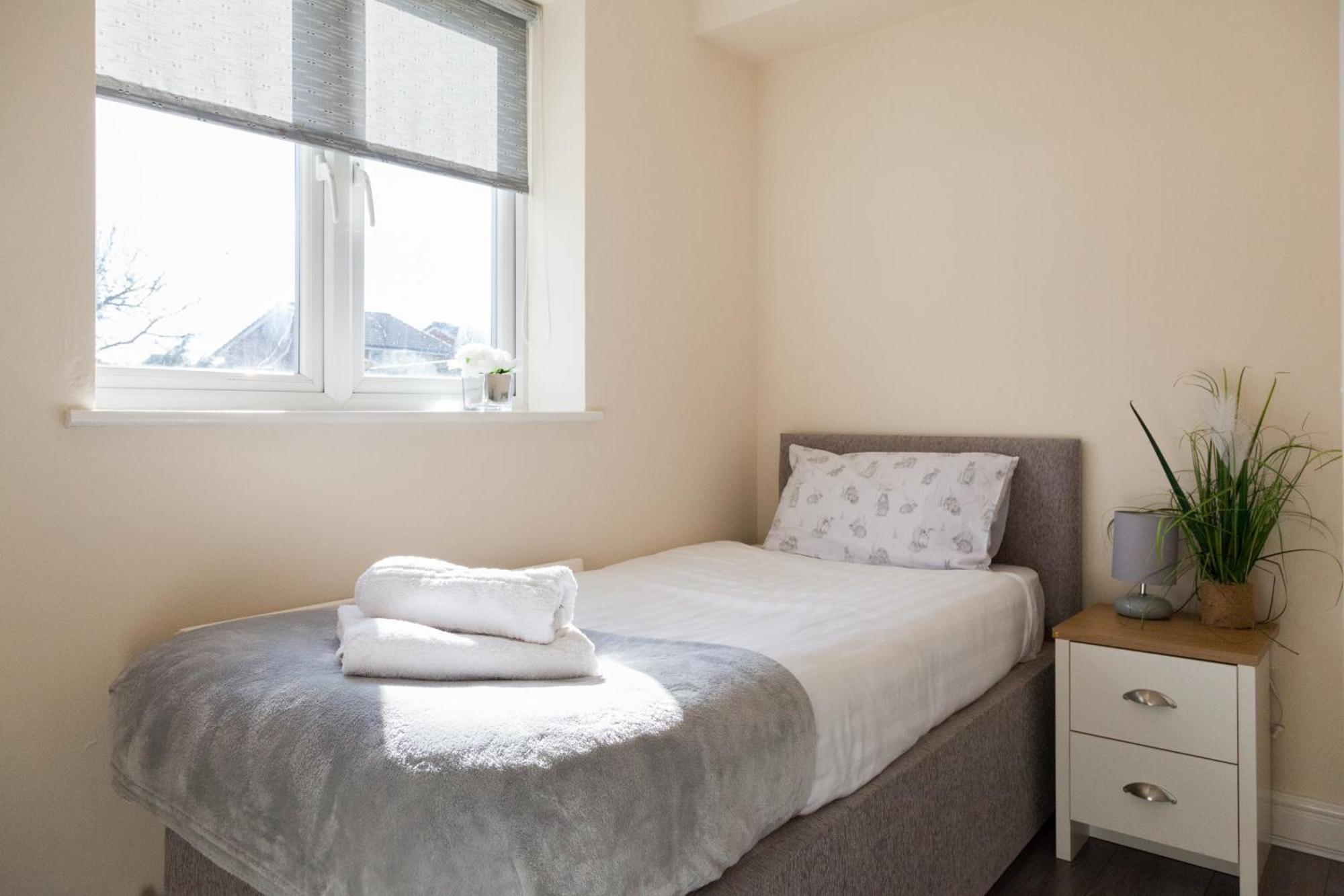 Pinfold Court Apartments Ноусли Экстерьер фото