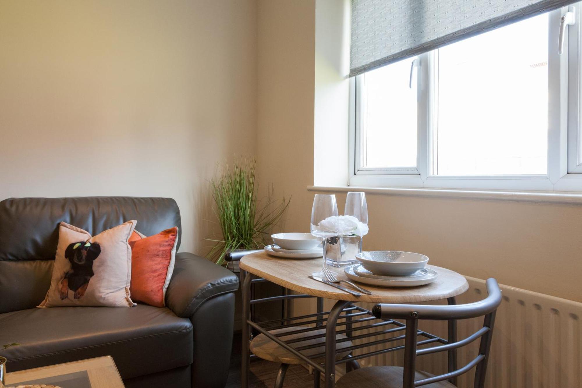 Pinfold Court Apartments Ноусли Экстерьер фото
